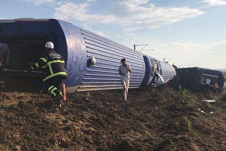 У Туреччині пасажирський потяг зійшов з рейок: є загиблі і постраждалі