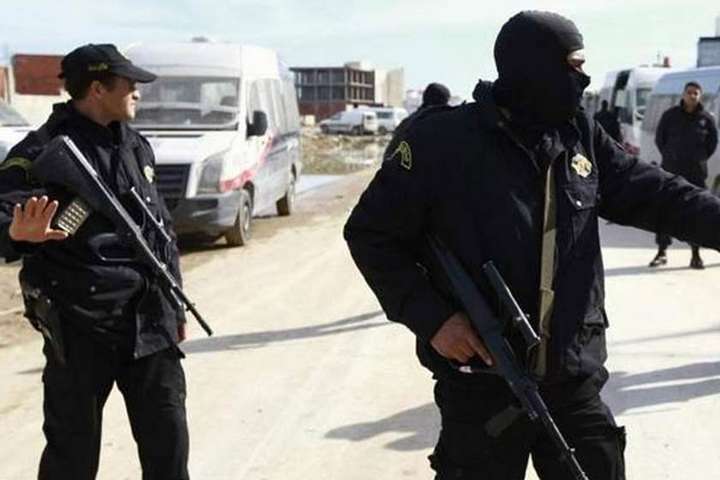 У Тунісі терористи вбили дев'ять поліцейських