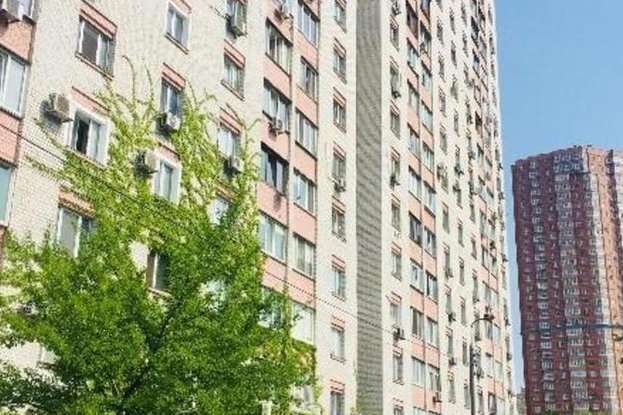 У Києві чоловік викинув цуценя з вікна багатоповерхівки