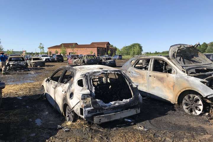 У Канаді пожежа за лічені хвилини знищила кілька десятків автомобілів