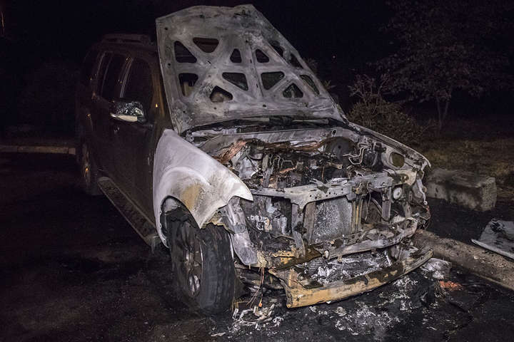 На Троєщині невідомі підпалили позашляховик Nissan (фото, відео)