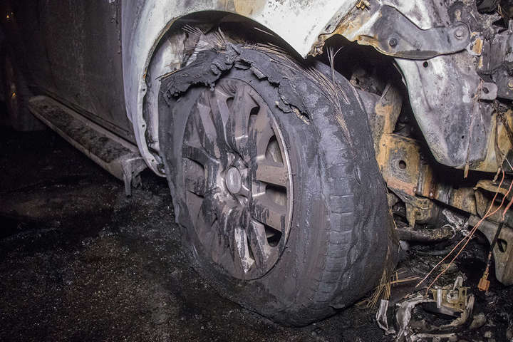 За останню добу у Києві горіли три автомобілі