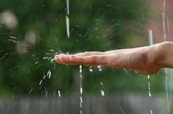 На Україну насуваються дощі з грозами