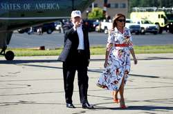 Елегантна Меланія Трамп похизувалася стрункими ногами у стильній сукні (фото)