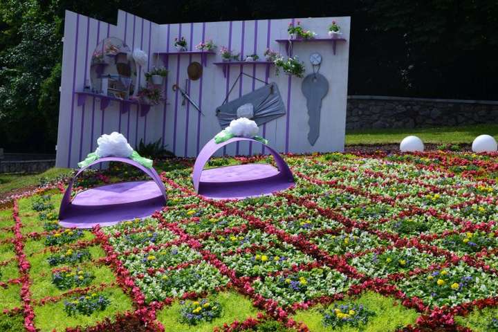 «Велетенську» виставку квітів на Співочому полі продовжено