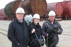  Съемочная группа немецкого телевидения в Сайда-губе. Слева - Михаэль Шмидт. За спиной журналистов - обезопасенные реакторные отсеки утилизированных подводных лодок 