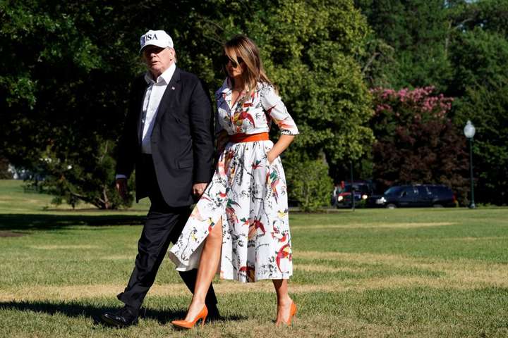 Элегантная Мелания Трамп похвасталась стройными ногами в стильном платье (фото)