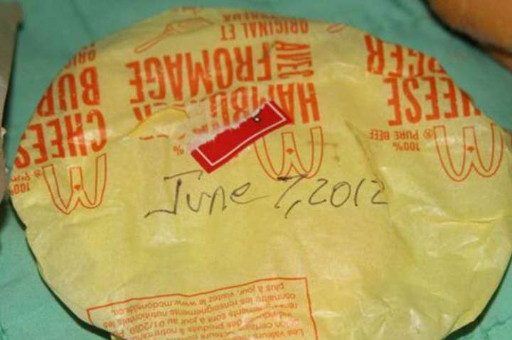 Американец пытался продать на eBay чизбургер, изготовленный в 2012 году