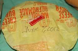 Американец пытался продать на eBay чизбургер, изготовленный в 2012 году