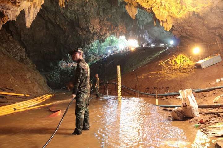Рятувальники повідомили про стан врятованих з печери в Таїланді дітей