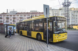 У центрі Києва хлопець заліз на дах тролейбуса і впав під колеса