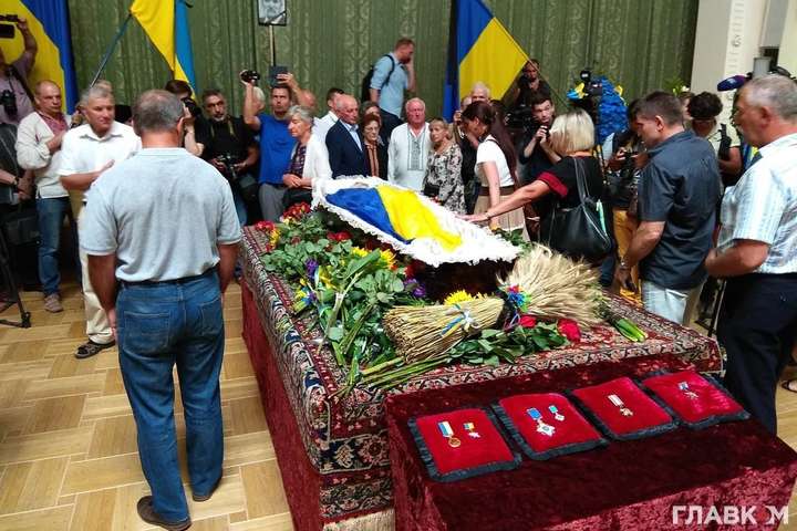 В Киеве прощаются с Героем Украины Левком Лукьяненко
