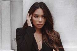 Поза «у меня мигрень»