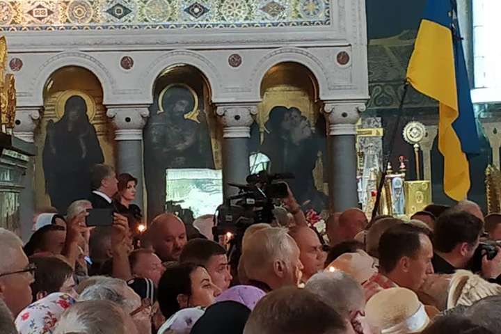 Порошенко з дружиною у Володимирському соборі попрощалися з Левком Лук'яненком