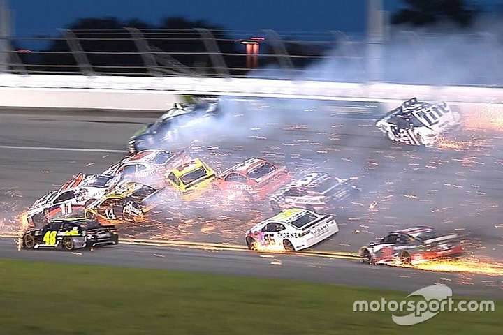 На етапі перегонів NASCAR у Дайтоні сталася масова аварія (відео)
