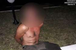 На Закарпатті чоловіки напали на патрульних, погрожуючи вилами