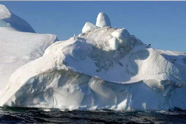 Айсберг - Ученые показали, как огромный айсберг откололся от Гренландии
