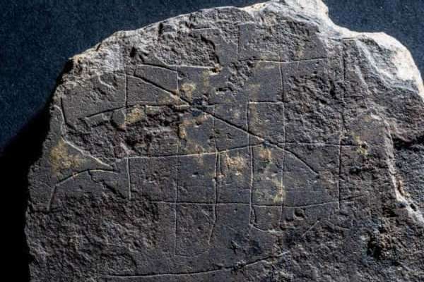 В Шотландии нашли каменную доску для настольной игры викингов