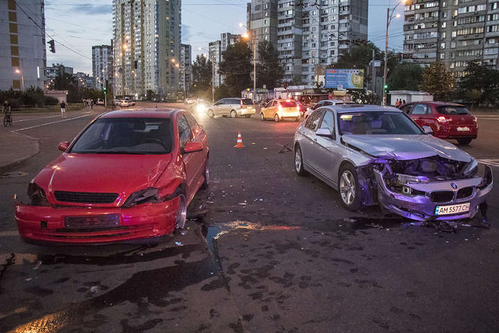 У Києві лихач на BMW влаштував ДТП з Opel