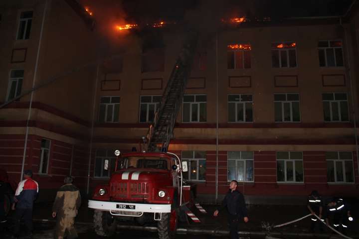 На Одещині блискавка спричинила пожежу в школі