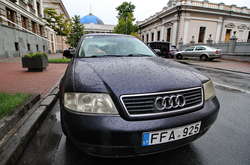 «Євробляхери» покинули своїх залізних коней і ходять пішки центром Києва (фоторепортаж)