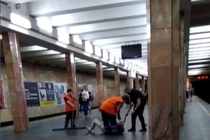 Поліція почала службове розслідування за фактом побиття чоловіка в метро