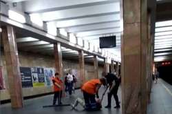  Поліцейський у метро бив чоловіка кийком 