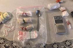 Під час обшуку у будинку в Бортничах знайдено схованку з наркотиками (фото)