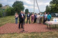 Світлина зустрічі харківського чиновника з селянами підірвала мережу