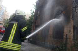 Пожежа спалахнула на вулиці Дмитрівській