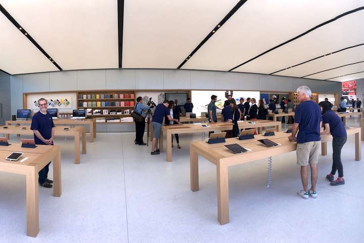 Криминальный рекорд: четверо грабителей за полминуты украли из магазина 26 устройств Apple