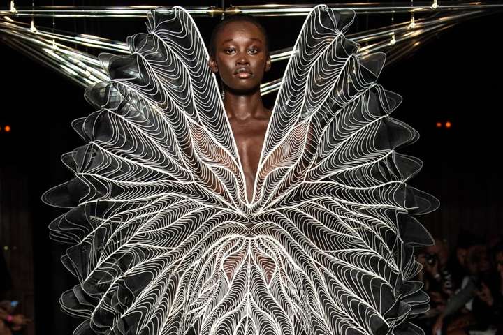 Iris van Herpen - Самые трудоемкие образы на Неделе высокой моды: яркие фото
