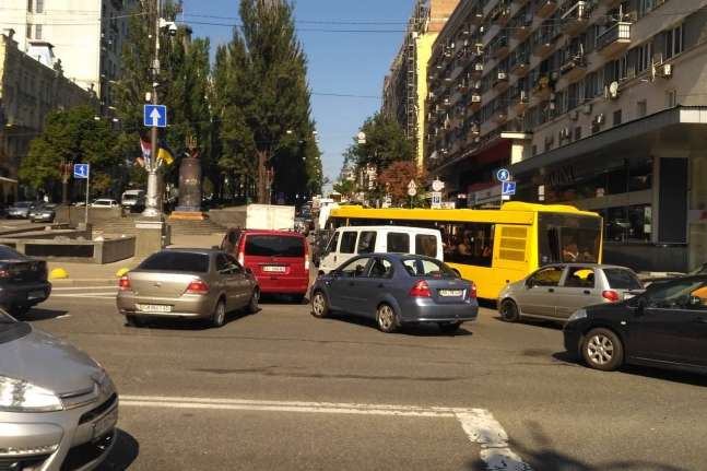 Поламаний тролейбус паралізував центр Києва (фото)