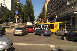 Поламаний тролейбус паралізував центр Києва (фото)