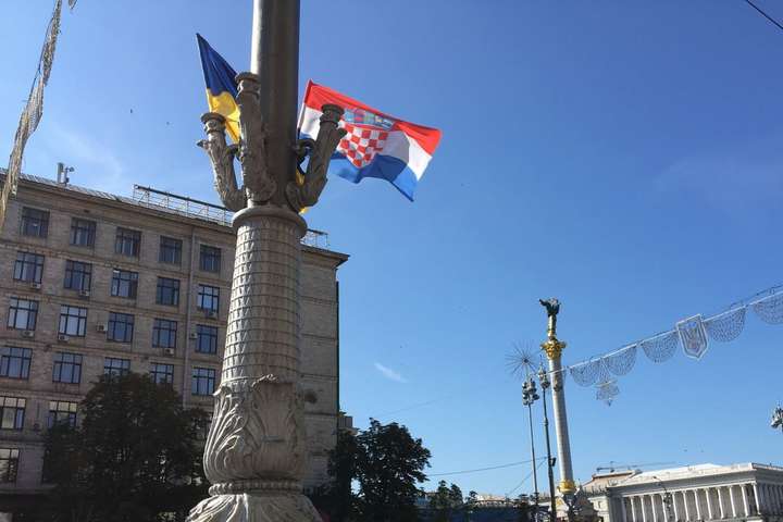 На Хрещатику з’явилися прапори Хорватії (фото)