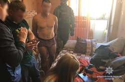 У Києві затримано чоловіка, який створював порнофото зі своєю 8-місячною донькою