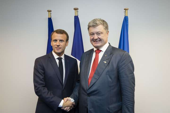 <span>Еммануель Макрон і Петро Порошенко на саміті НАТО в Брюселі </span> - Порошенко з Макроном поговорили про Сенцова, нормандський формат і візит в Україну
