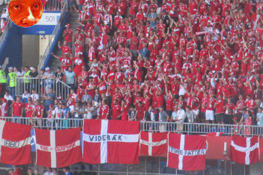ФІФА оштрафувала Данію за банер з «великими цицьками» на матчі чемпіонату світу