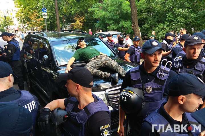 В центрі Києва сутички: авто з нардепом Пинзеником збило «євробляхера»