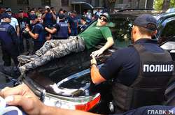 Один из протестующих заскочил после ДТП на капот, чтобы не дать авто поехать