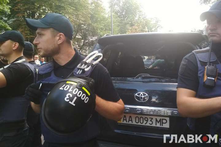 Поліція затримала протестувальника, який розбив авто нардепа Пинзеника – ЗМІ
