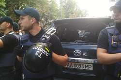 Поліція затримала протестувальника, який розбив авто нардепа Пинзеника – ЗМІ