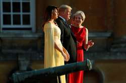  Дональд Трамп з дружиною Меланією на зустрічі з Терезою Мей 