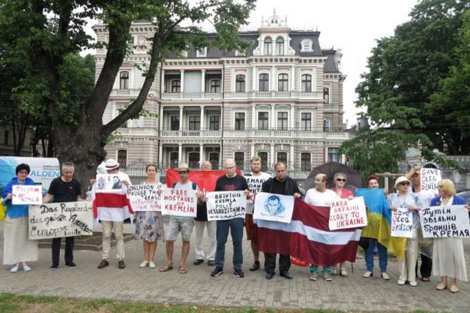 В Латвії під посольством Росії активісти привітали Сенцова з днем народження