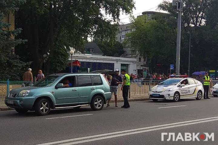 Після «нападу» на джип нардепа поліція перевіряє всі «євробляхи» у центрі Києва (фото)