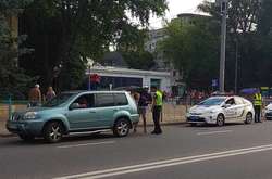 Після «нападу» на джип нардепа поліція перевіряє всі «євробляхи» у центрі Києва (фото)