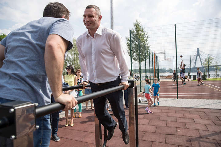Кличко протестував спортмайданчик у відремонтованому парку «Наталка»