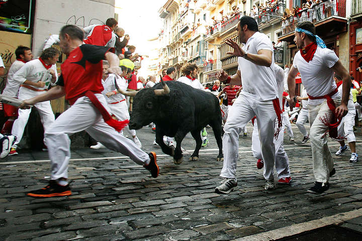В Испании четыре человека пострадали в традиционном забеге с быками
