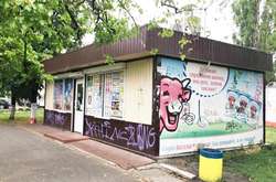 У Києві демонтували МАФи, які продавали алкоголь під вивіскою молочного бренду (фото)