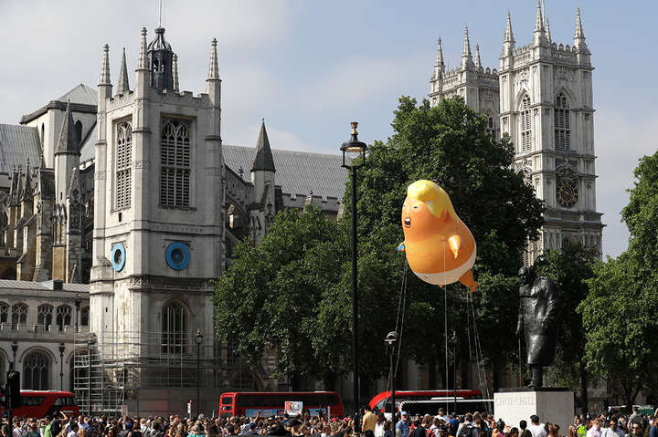 В Лондоне запустили шестиметровый воздушный шар в виде «младенца Трампа»